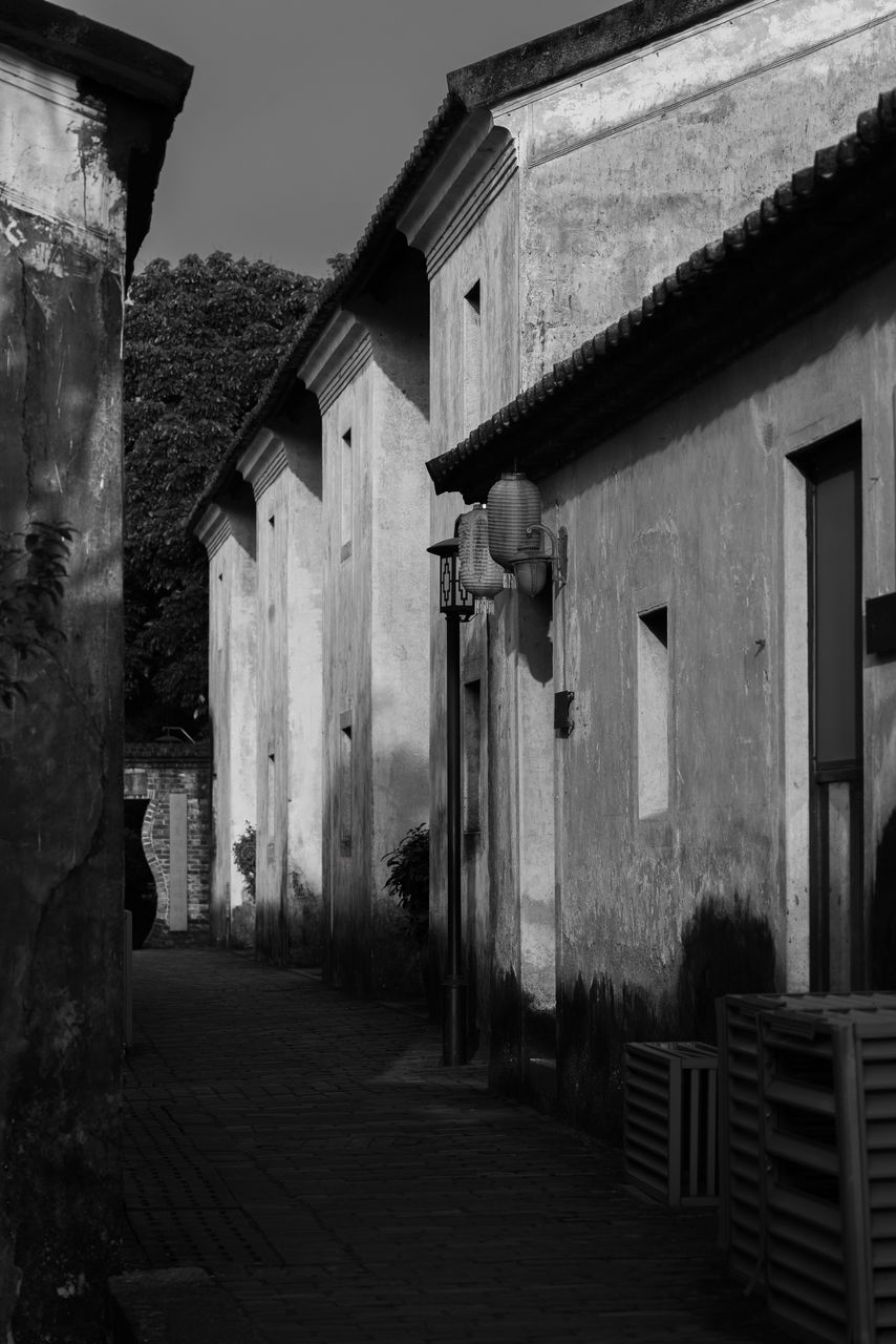 architecture, built structure, white, building exterior, black, street, alley, road, darkness, monochrome, black and white, building, house, monochrome photography, residential district, no people, urban area, light, nature, old, outdoors, city, sky, day, infrastructure