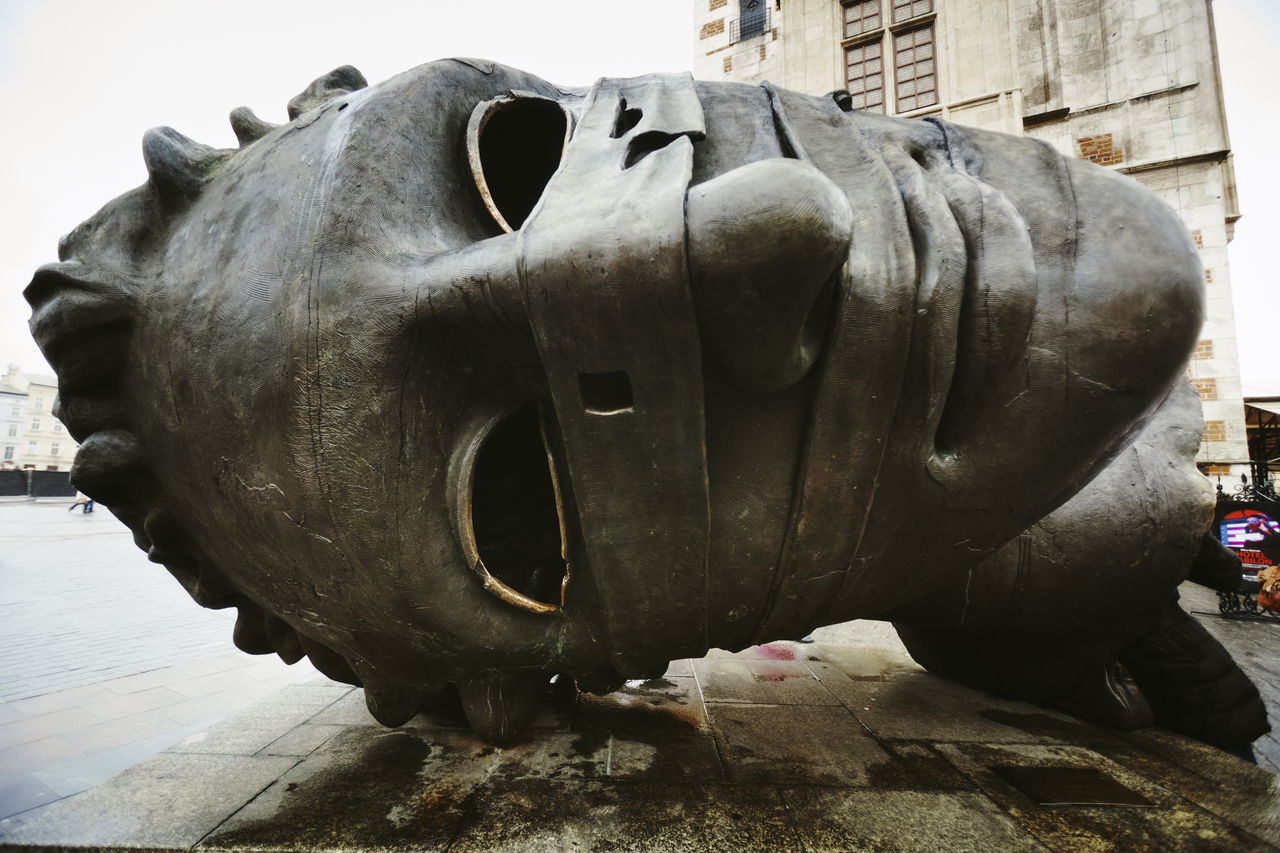 sculpture, art, statue, architecture, day, history, the past, no people, vehicle, representation, outdoors, animal representation, monument, transportation