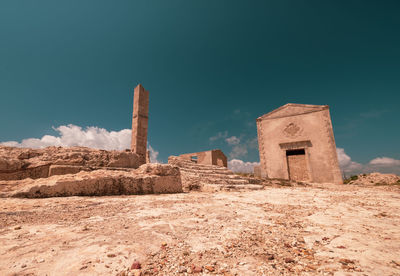 Old ruin building against sky