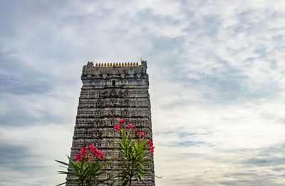 Murdeshwar temple rajagopuram entrance with flat sky
