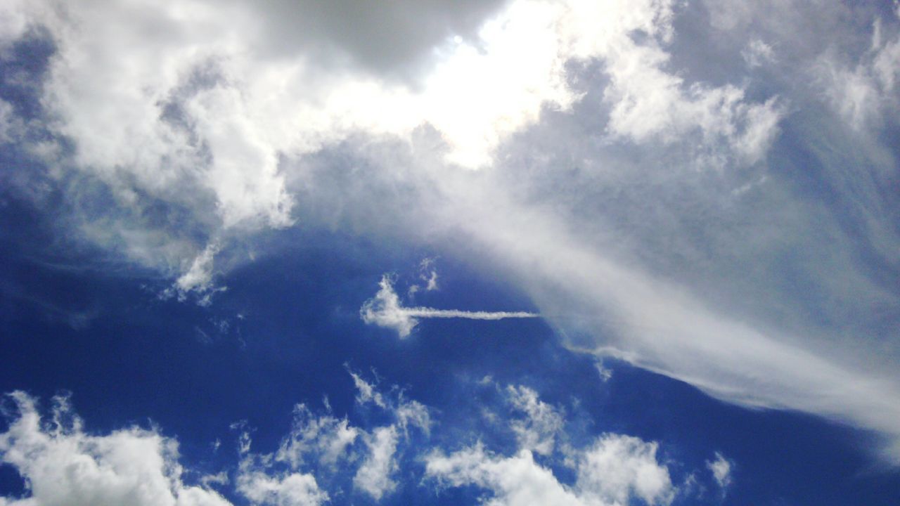 low angle view, sky, cloud - sky, sky only, beauty in nature, cloudy, tranquility, scenics, nature, cloudscape, tranquil scene, cloud, backgrounds, idyllic, sunbeam, blue, sunlight, full frame, weather, day