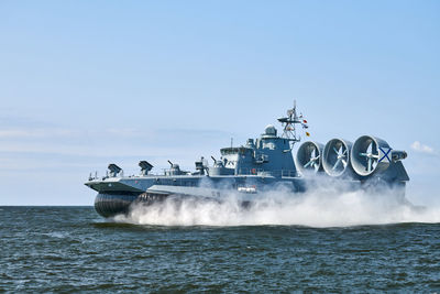 Landing craft air cushion lcac hovercraft landing craft sailing splashing sea water at high speed