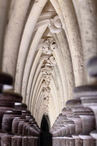 Symmetrical arcs in a row with central perspective and narrow focus