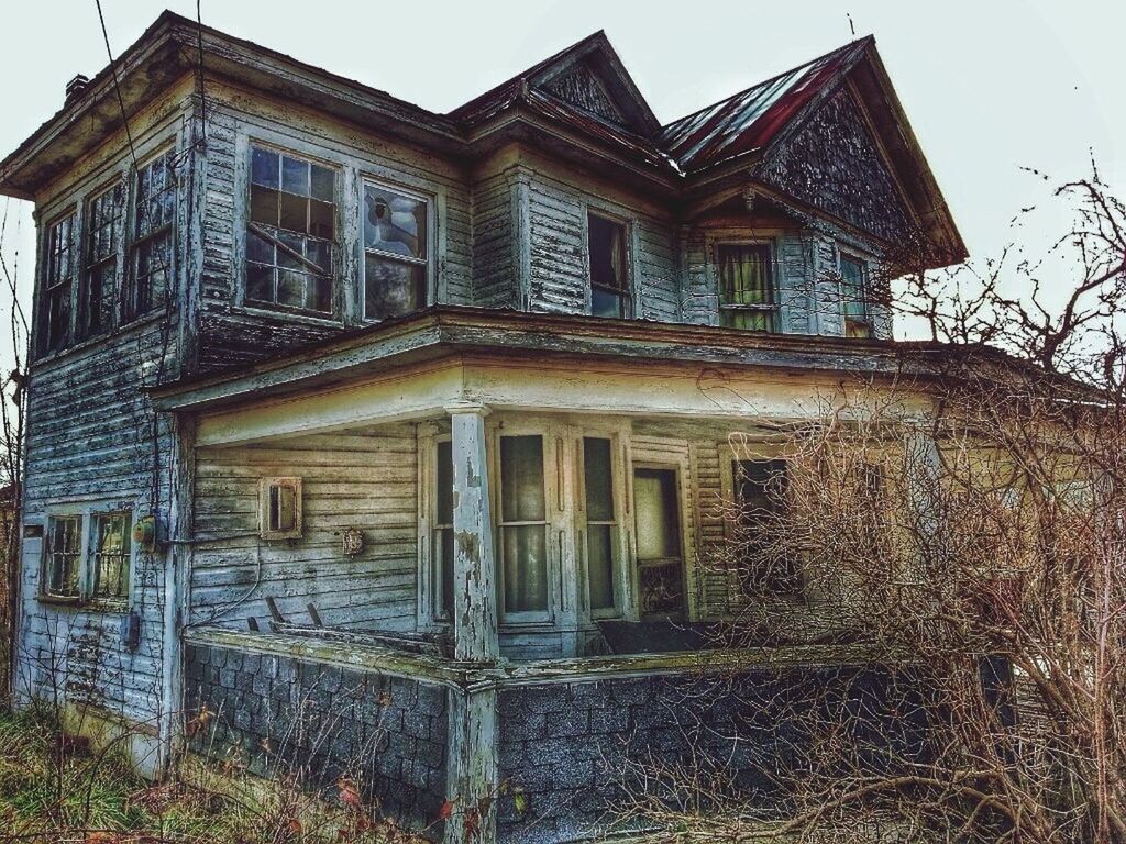 building exterior, architecture, built structure, window, house, residential structure, old, residential building, low angle view, building, abandoned, brick wall, exterior, facade, door, outdoors, day, damaged, weathered, sky