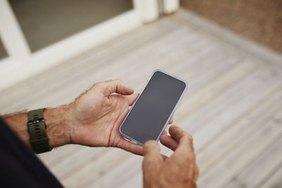 Hands holding cell phone