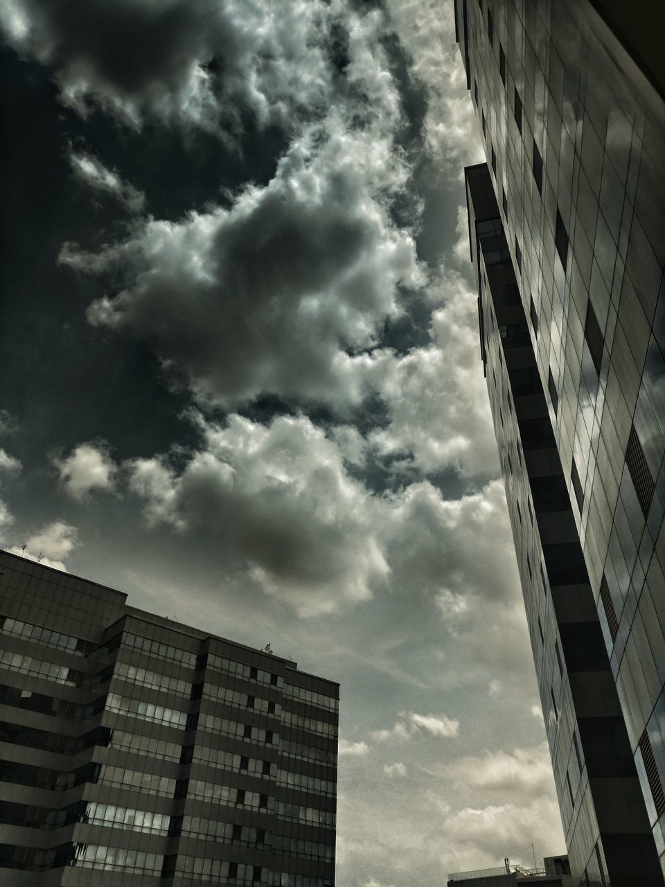 LOW ANGLE VIEW OF MODERN SKYSCRAPER AGAINST SKY