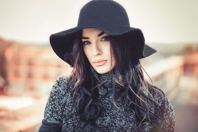 Close-up portrait of beautiful young woman wearing sun hat