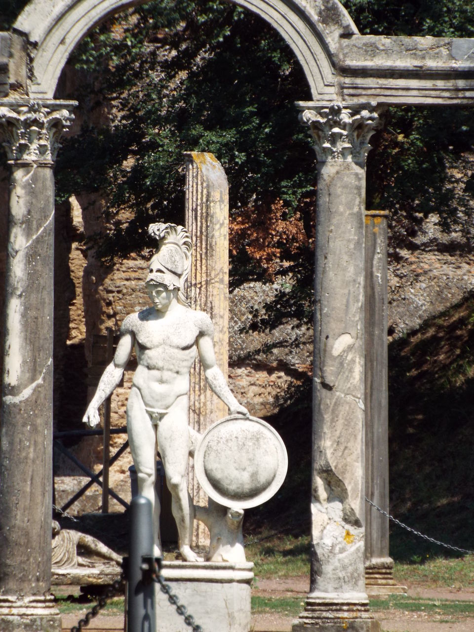 STATUE BY HISTORIC BUILDING