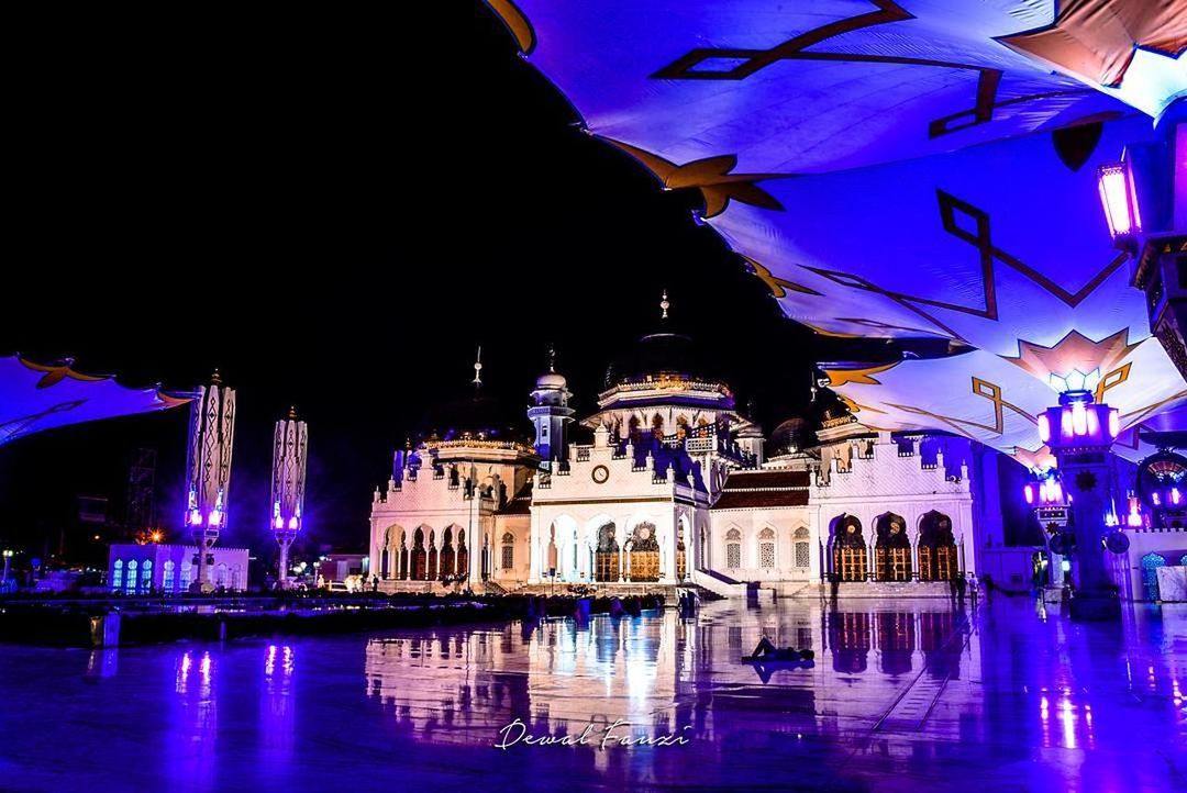 REFLECTION OF ILLUMINATED BUILDINGS IN WATER