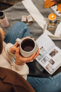 Man holding coffee cup