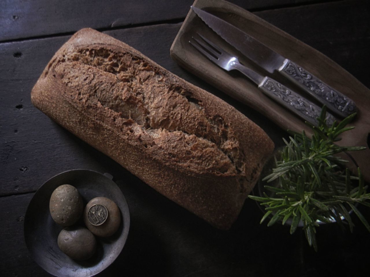 HIGH ANGLE VIEW OF BREAD IN PLATE