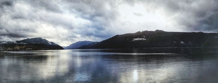 Panoramic view of lake and mountains against sky