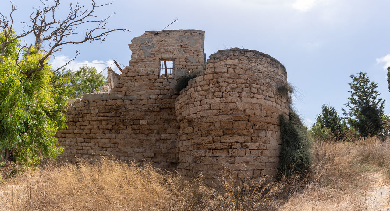 LOW ANGLE VIEW OF OLD RUIN BUILDING ON FIELD