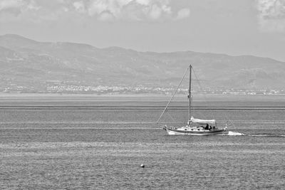 Scenic view of sea against mountains