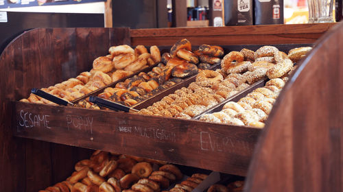 Bakery vendor shelf for bagels