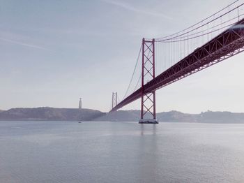 25 de abril bridge over sea against sky