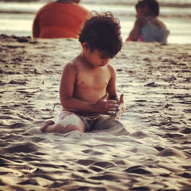 childhood, lifestyles, leisure activity, beach, boys, water, elementary age, sand, person, focus on foreground, full length, innocence, girls, shore, casual clothing, sea, holding