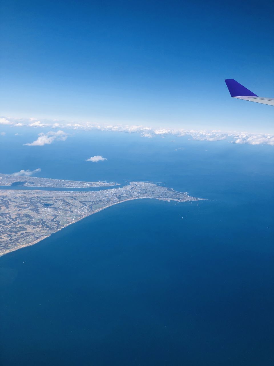 AERIAL VIEW OF SEA AND AIRPLANE AGAINST SKY