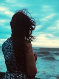 Side view of woman against sea