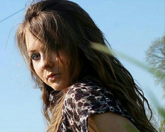 CLOSE-UP PORTRAIT OF YOUNG WOMAN IN HAIR