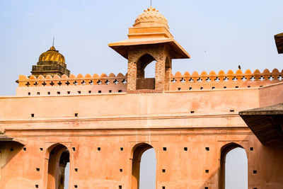 Beautiful view of orchha palace fort, raja mahal and chaturbhuj temple from jahangir mahal, orchha