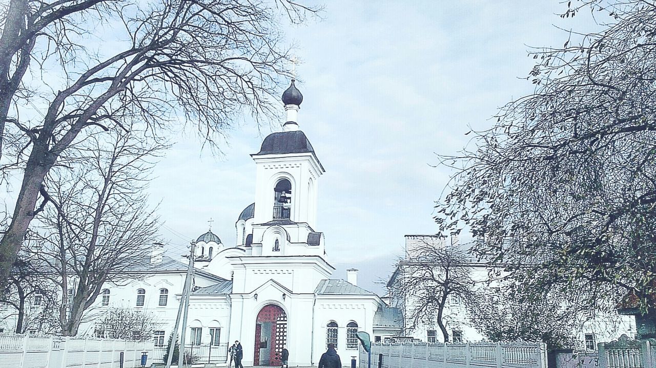 building exterior, architecture, built structure, low angle view, sky, religion, place of worship, tree, church, spirituality, bare tree, city, day, tower, branch, outdoors, history, building