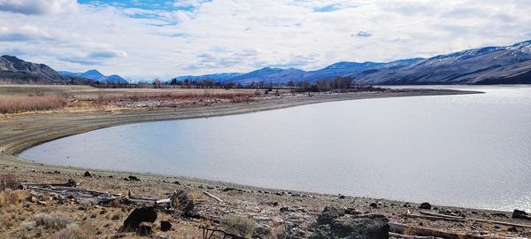 Panoramic view of lake and mountains against sky