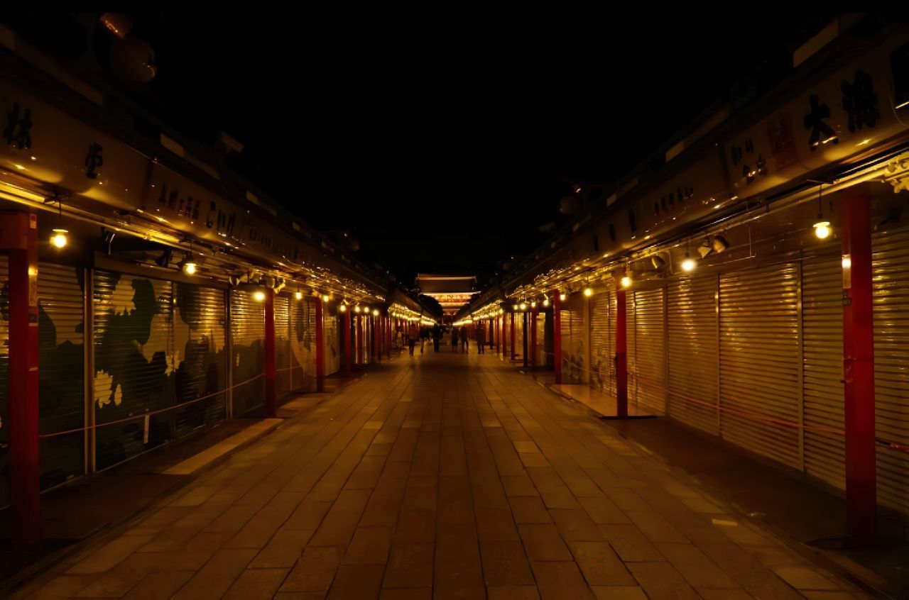 EMPTY ILLUMINATED STREET LIGHTS AT NIGHT