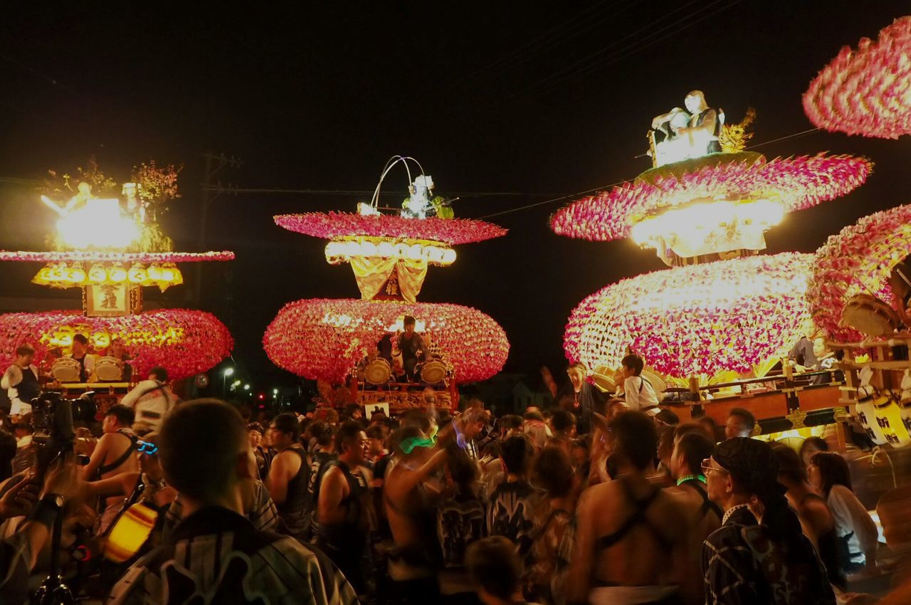 PEOPLE IN AMUSEMENT PARK