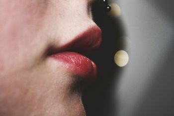 CROPPED IMAGE OF PERSON WEARING HAT