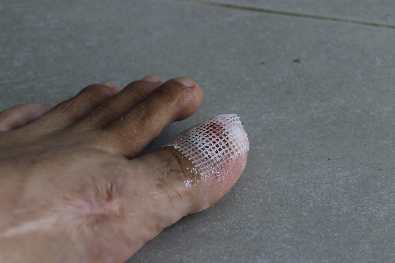 CLOSE-UP OF PERSON HAND HOLDING HANDS