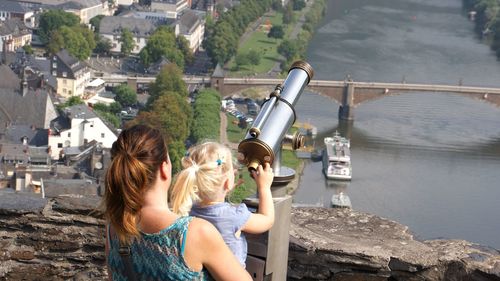 Children on sea by city