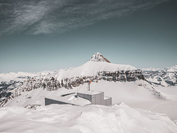 Snow covered winter alpine scenery. snow and ice on the high glacier ridges of the swiss alps. 