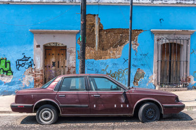 Vintage car against building in city