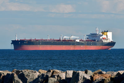 Bulk carrier in sea against sky