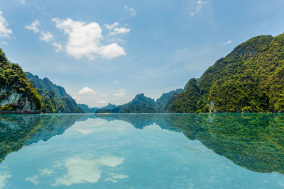 Ratchaprapa dam in khao sok national park, thailand. beautiful panorama view of mountain and lake