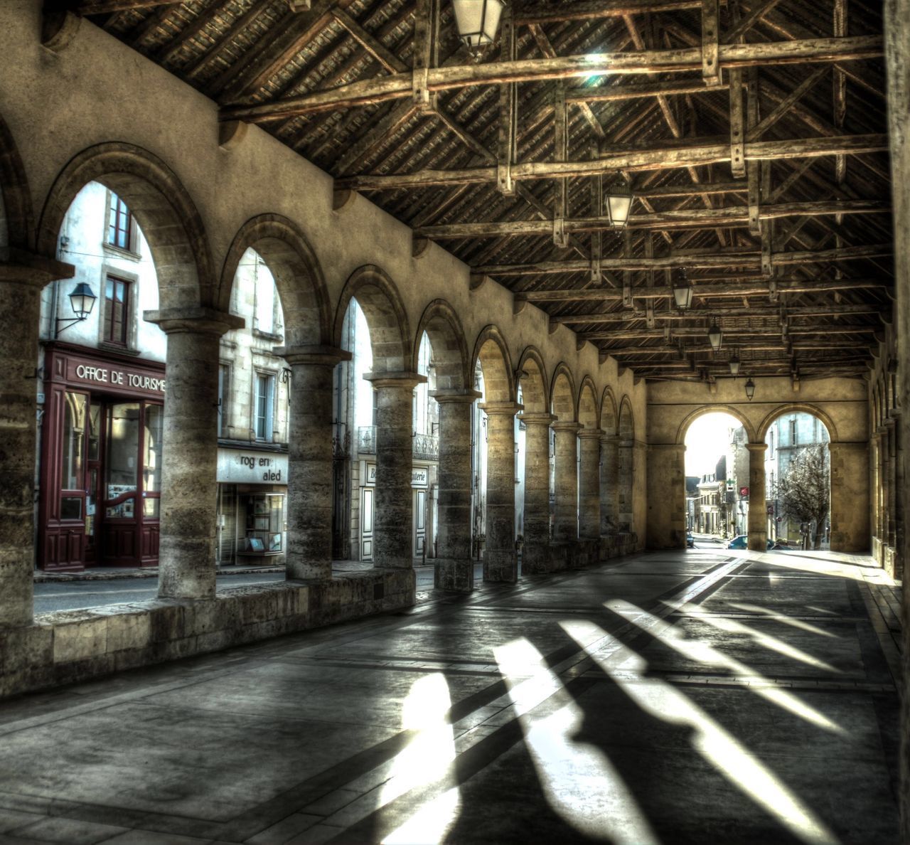 VIEW OF EMPTY CORRIDOR