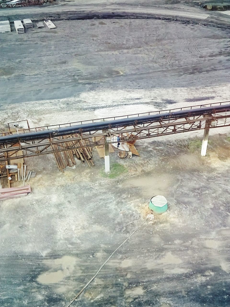 HIGH ANGLE VIEW OF WATER ON SHORE