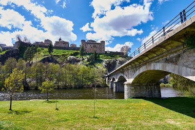 Arch bridge by building against sky