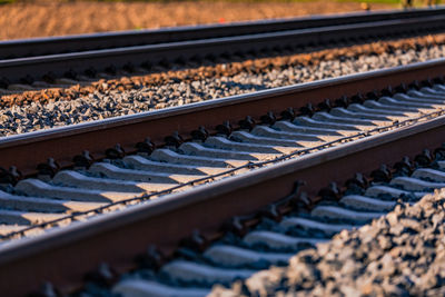 Fastening to a railroad rail on a railroad track in a ballast bed