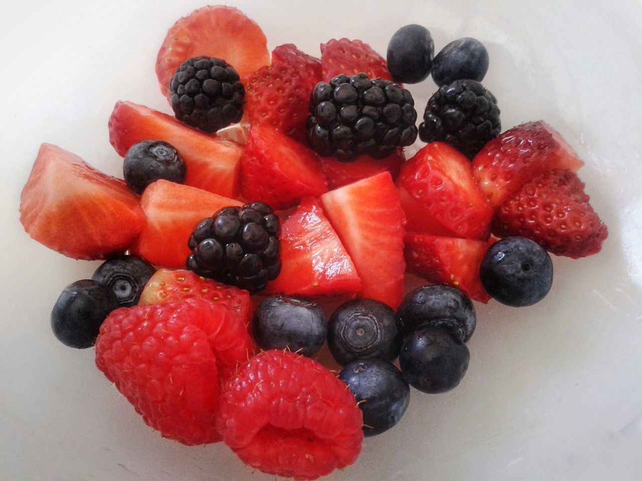 CLOSE-UP OF RASPBERRIES