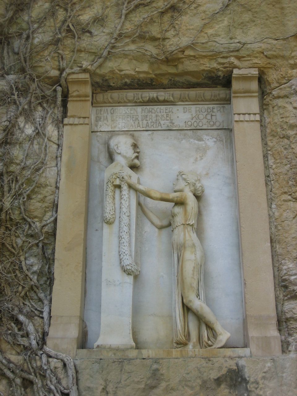 STATUE IN FRONT OF HISTORIC BUILDING AND TEMPLE