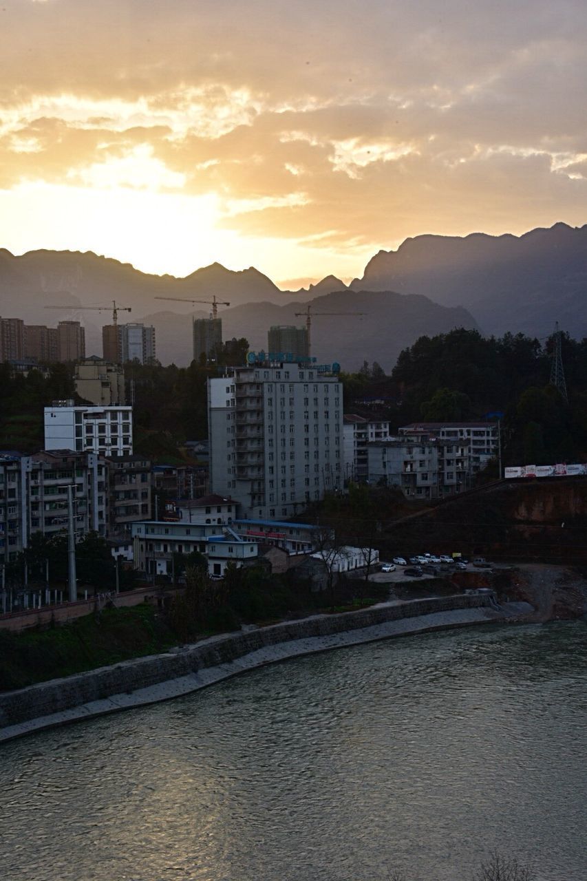 RIVER PASSING THROUGH CITY