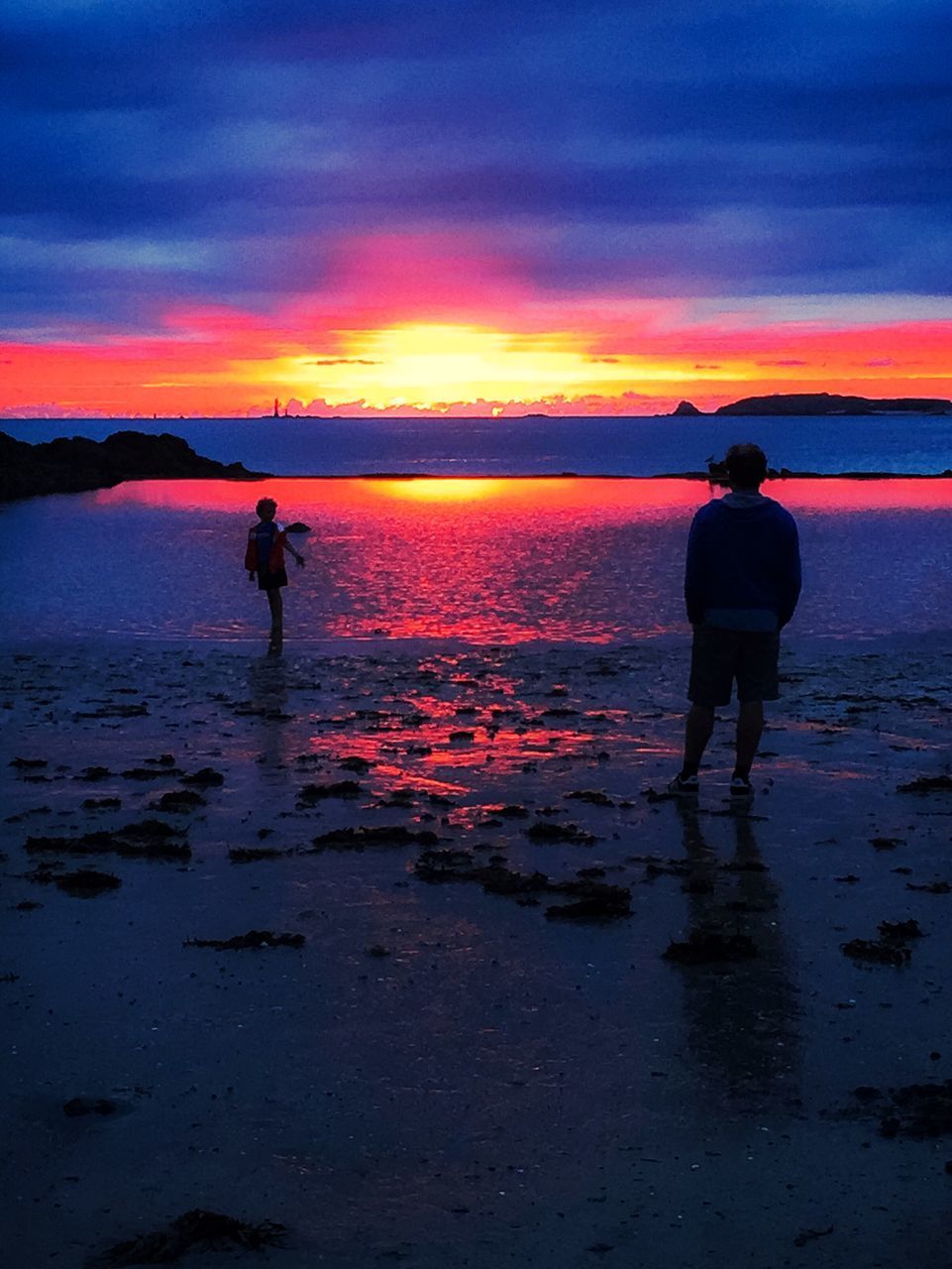 SILHOUETTE WOMAN STANDING AT BEACH DURING SUNSET