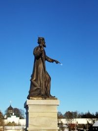 statue