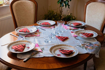 Set christmas dinner table with napkins and plates