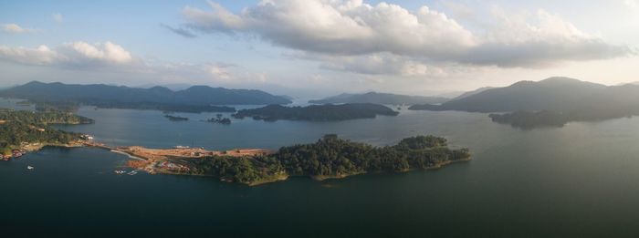 Panoramic view of lake and mountains against sky