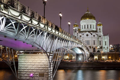 Cathedral of the christ redeemer seen from the river in moscow