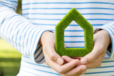 Close-up of hand holding grass