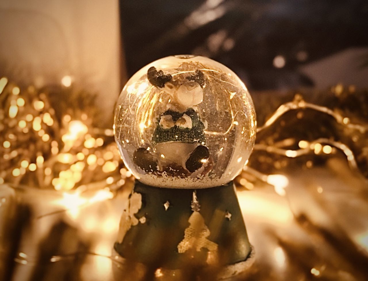 light, christmas, lighting, macro photography, christmas decoration, shiny, holiday, decoration, celebration, sphere, close-up, no people, illuminated, night, reflection, christmas ornament, indoors, focus on foreground, nature, selective focus, christmas tree, gold, glass, darkness, christmas lights, lighting equipment, tree, tradition